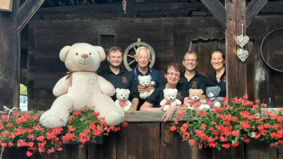 Der neue Vorstand des Bärensvereins: Timo Lehmann (Zweiter von rechts) als Vorsitzender, sein Stellvertreter Kevin Zimmermann (von links), der Beisitzer für BärenFridolin Schmider, Schatzmeisterin Silvia Schmider und Simone Engel als Beisitzerin für Mitglieder- und Spendenverwaltung