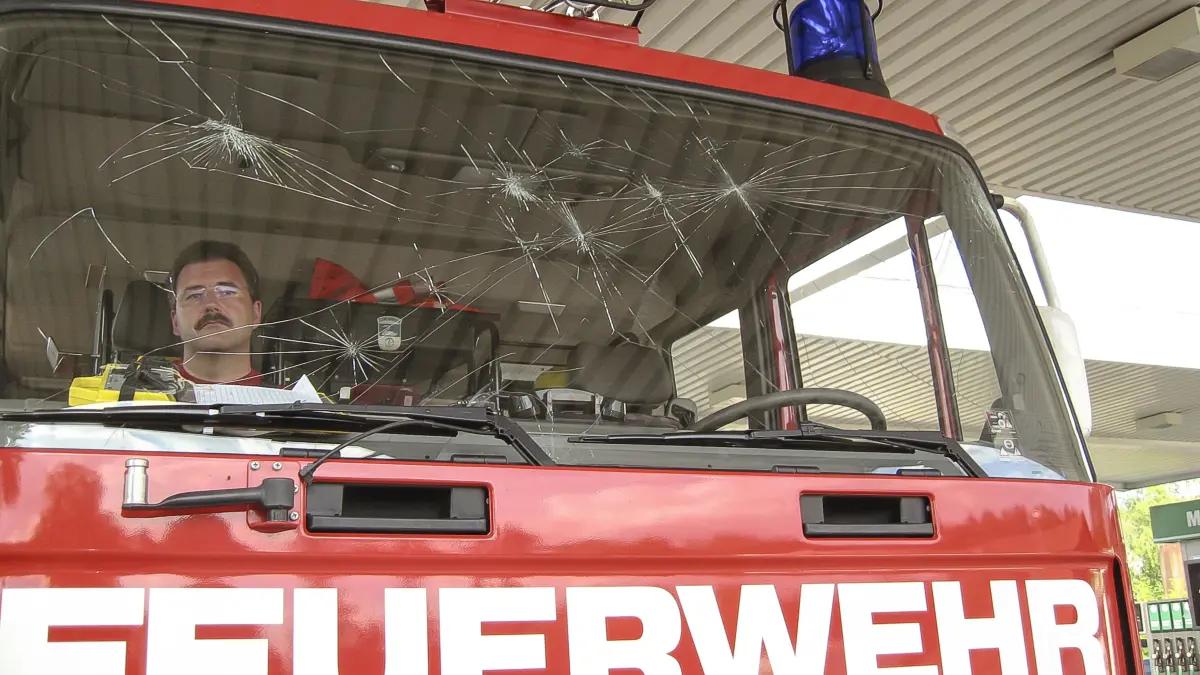 Auch die Einsatzfahrzeuge erlitten durch die Hagelkörner massive Schäden.