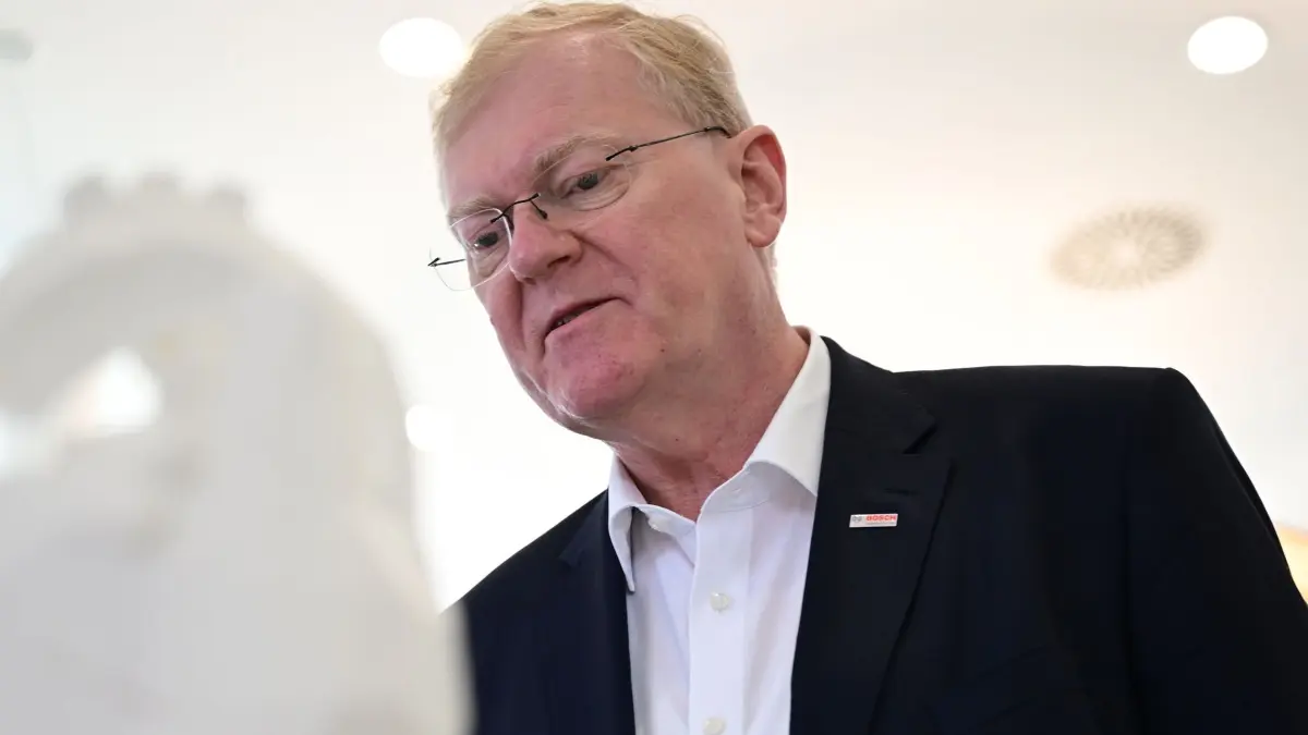 Stefan Hartung: ARCHIV - 16.04.2026, Baden-Württemberg, Renningen: Stefan Hartung, Vorsitzender der Geschäftsführung des Industriekonzerns Bosch, steht vor einem Herz-Modell im Medizin-Bereich des Bosch Forschungscampus. (Recrop) (zu dpa: «Stefan Hartung tritt als Bosch-Chef ab») Foto: Bernd Weißbrod/dpa +++ dpa-Bildfunk +++