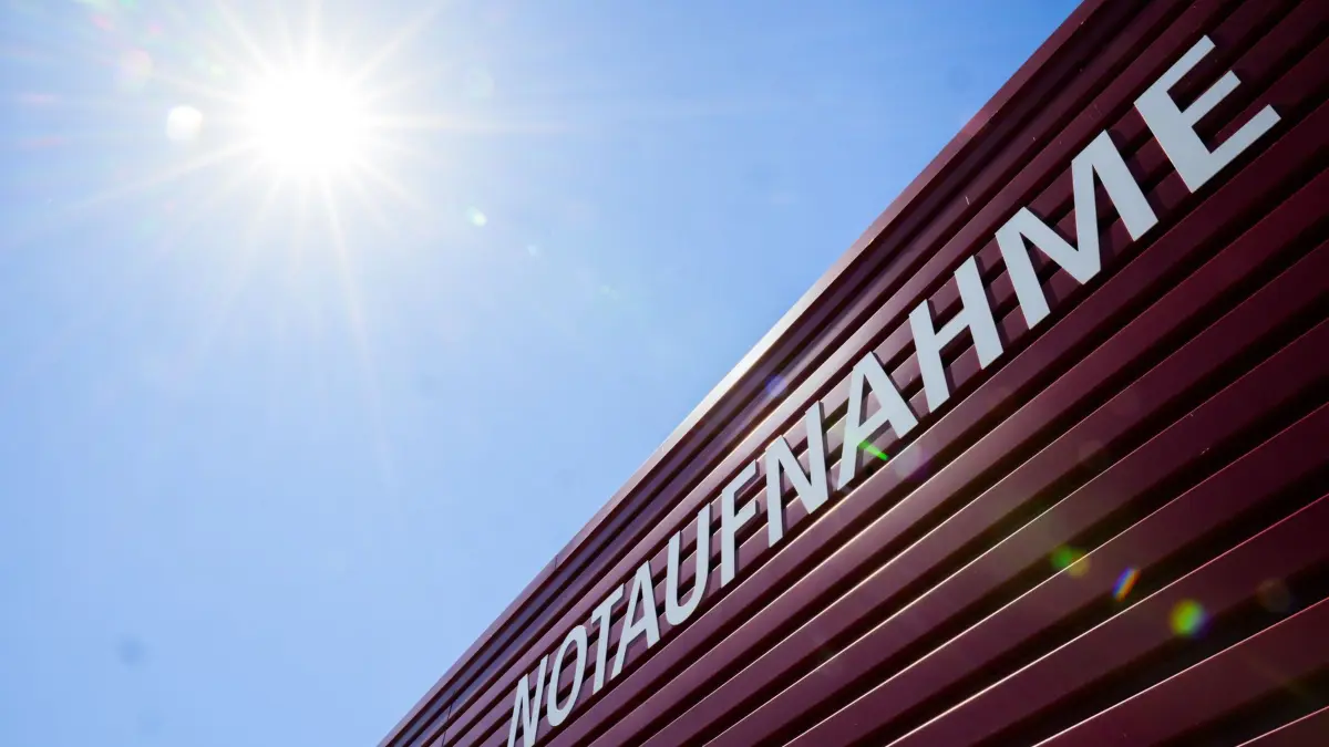 Hitze und Kliniken: ARCHIV - 15.05.2024, Niedersachsen, Hannover: Der Schriftzug "Notaufnahme" steht an der Notaufnahme der Medizinischen Hochschule Hannover MHH. (zu dpa: «Hitzewelle: Mehr Patienten kommen in Notaufnahmen») Foto: Julian Stratenschulte/dpa +++ dpa-Bildfunk +++