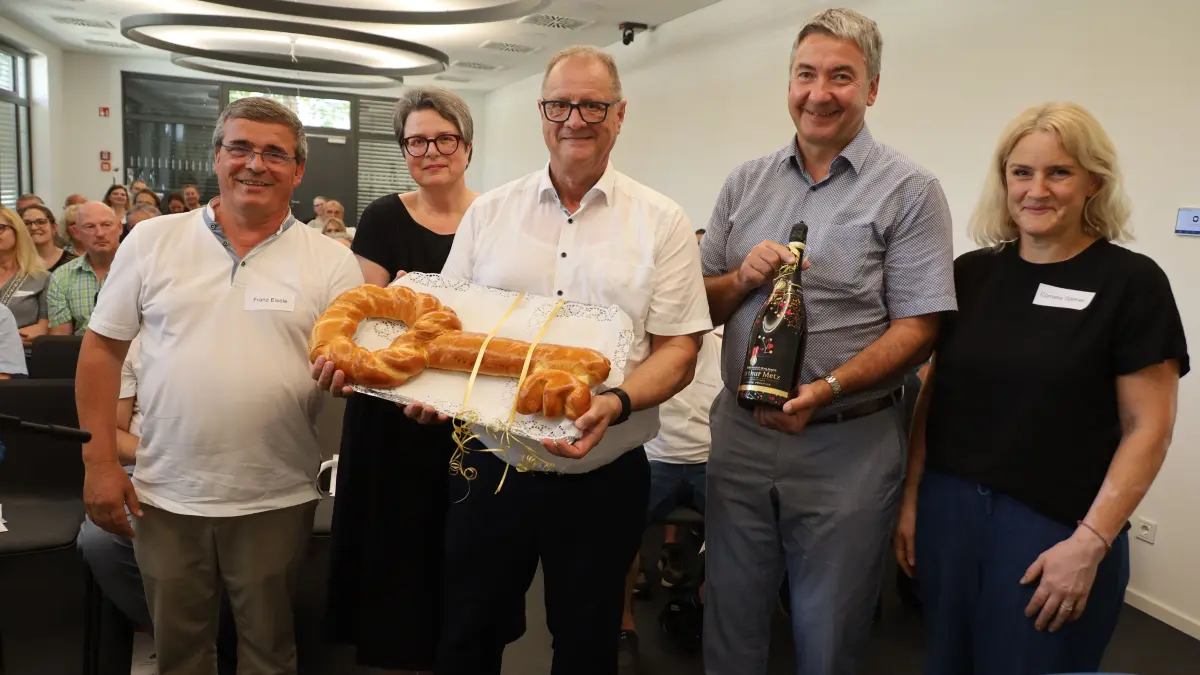 Zur Einweihung des neuen VHS-Gebäudes in der Dattenbergstraße gab es einen symbolischen Schlüssel aus Hefezopf (von links): Franz Eisele, Ina Schweizer, Oberbürgermeister Jürgen Roth, Bürgermeister Detlev Bührer und Cornelia Gärtner.