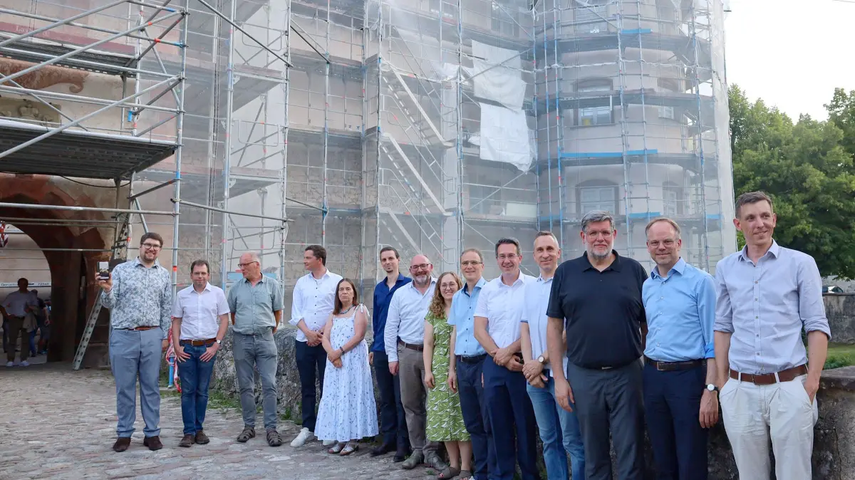 Im Glatter Wasserschloss, das derzeit außen saniert wird, ist das landkreisübergreifende Internetportal "Unsere Burgen" präsentiert worden. Mit auf dem Bild: die Landräte aus Rottweil und Reutlingen, Christoph Keckeisen (Zweiter von rechts) und Ulrich Fiedler (Dritter von rechts).