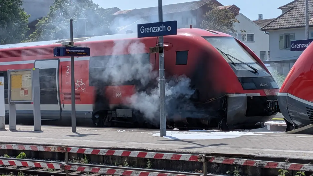 Der brennende Zug wurde im Bahnhof von Grenzach evakuiert und das Feuer gelöscht.
