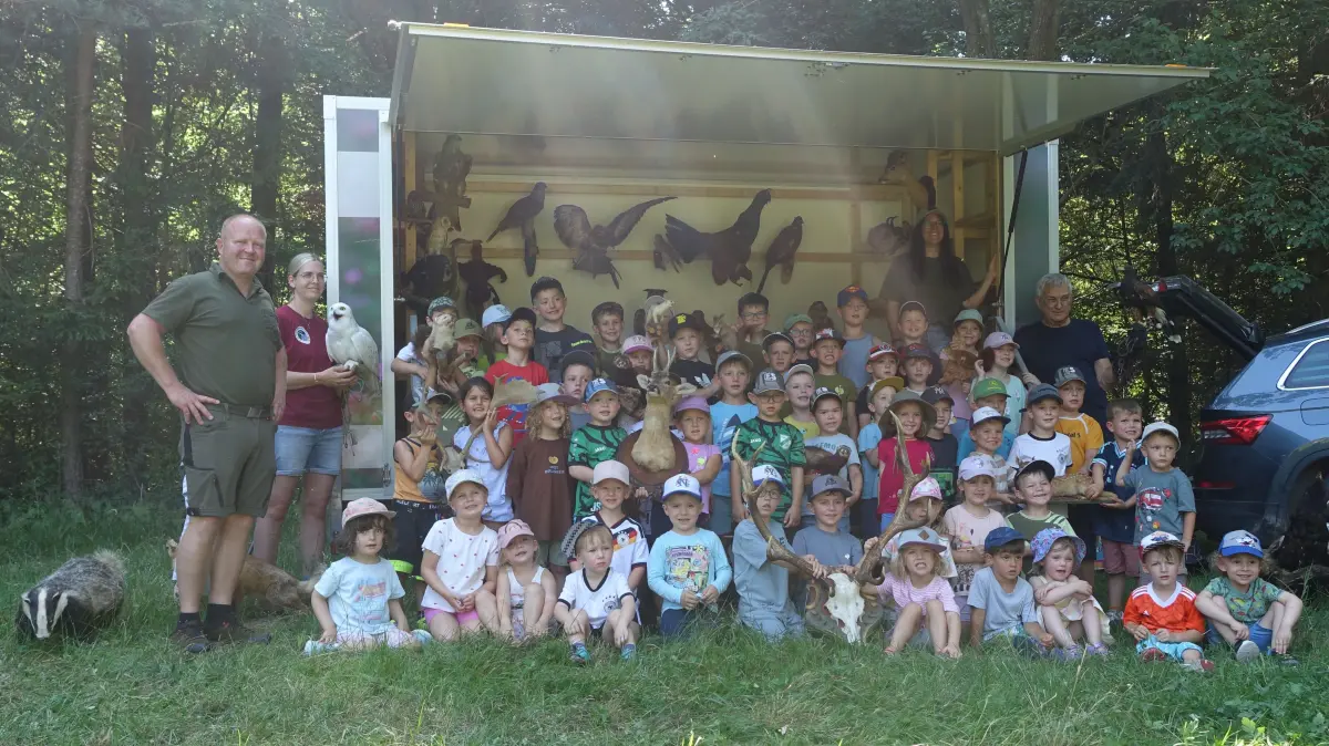 Die Kinder des Kindergartens Bergfelden haben dank des „Lernort Natur“-Anhängers der Kreisjägervereinigung Rottweil Fuchs, Reh, Bussard und Co. auf eine ganz besondere Art kennengelernt.