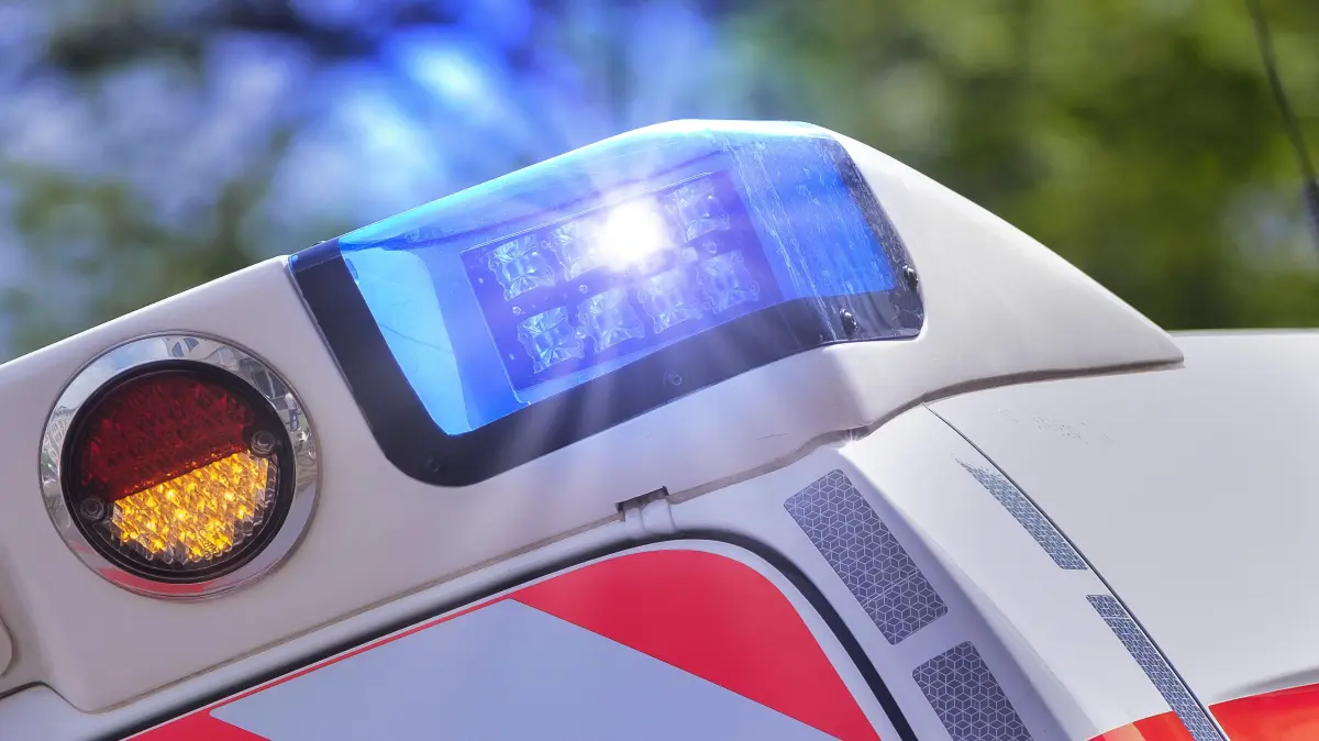 Krankenhaeuser behandeln vermehrt Hitze-Notfaelle: Ein strahlendes Blaulicht an einem Krankenwagen (Themenfoto vom 30.04.2024). Kopfschmerzen, Schwindel, Dehydrierung: Bei Temperaturen von rund 40 Grad Celsius steigt in vielen Kliniken die Zahl der Patienten mit Hitze-Beschwerden. Die Situation in den Notaufnahmen bleibt aber unter Kontrolle, wie eine epd-Umfrage ergab. (epd-Meldung vom 26.06.2026)