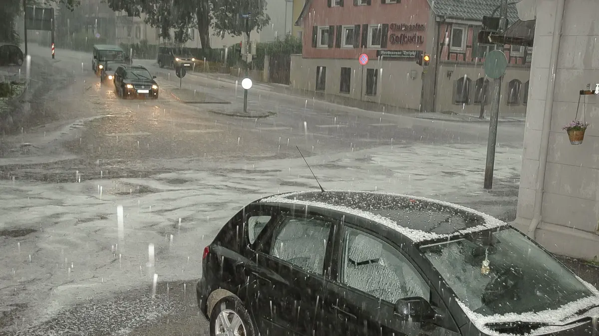 Das Unwetter machte sich auch auf den Straßen sichtbar.