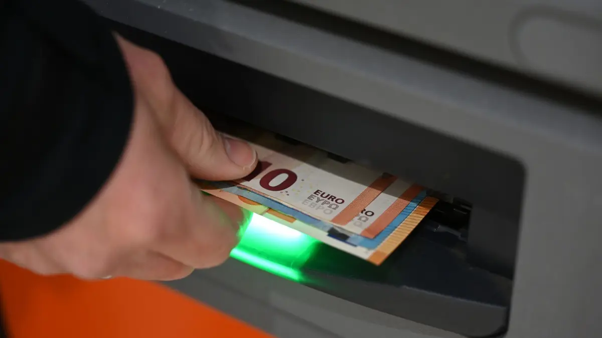 Geldautomat: ARCHIV - 12.03.2025, Sachsen, Leipzig: Für einige Kunden werden die Wege zum Bargeld weiter, wenn Geldautomaten abgebaut werden. (Symbolbild) (zu dpa: «Einige Banken bauen Geldautomaten in Schleswig-Holstein ab») Foto: Elisa Schu/dpa +++ dpa-Bildfunk +++