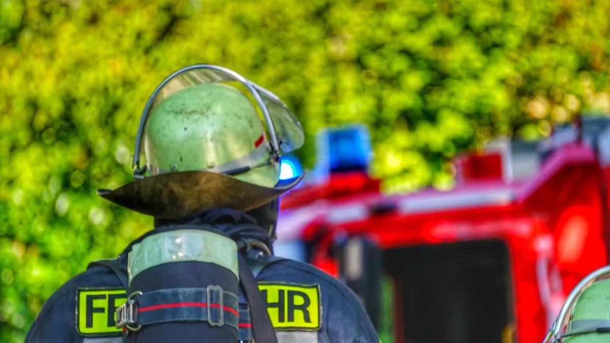 Eindrucksvolle Symbolbilder mit Blaulicht: Feuerwehr, Rettungsdienst und Polizei im Einsatz Hochauflösende Symbolfotos für eine hochwertige Berichterstattung Aussagekräftige Fotos als Symbolbilder im Blaulicht Bereich. Feuerwehr beim Löschen. Einsatzfahrzeuge im Einsatz mit Blaulicht. Rettungskräfte im Fokus. Das perfekte Foto für einen Artikel. *** Impressive symbol images with blue light Fire department, rescue service and police in action High-resolution symbol photos for high-quality reporting Powerful photos as symbol images in the blue light area Fire department extinguishing fire Emergency vehicles in action with blue light Rescue forces in focus The perfect photo for an article Copyright: xEinsatz-Report24x/xFabianxGeierx