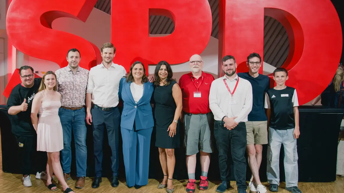 Bild v.l.n.r. : Nicola Schurr, Melina Krämer, Raphael D’Avis, Robin Mesarosch, Isabel Cademartori, Derya Türk-Nachbaur, Oliver Freischlader, Mario Caraggiu (Kreisverband Tuttlingen), Kai Humphries, Luca Schurr