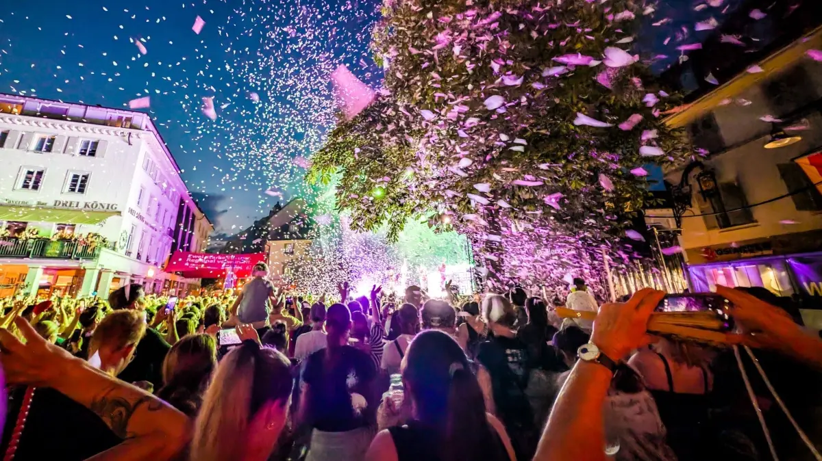 Beim großen Finale des Konzerts von Leony ging über dem Marktplatz ein "Herzregen" nieder.