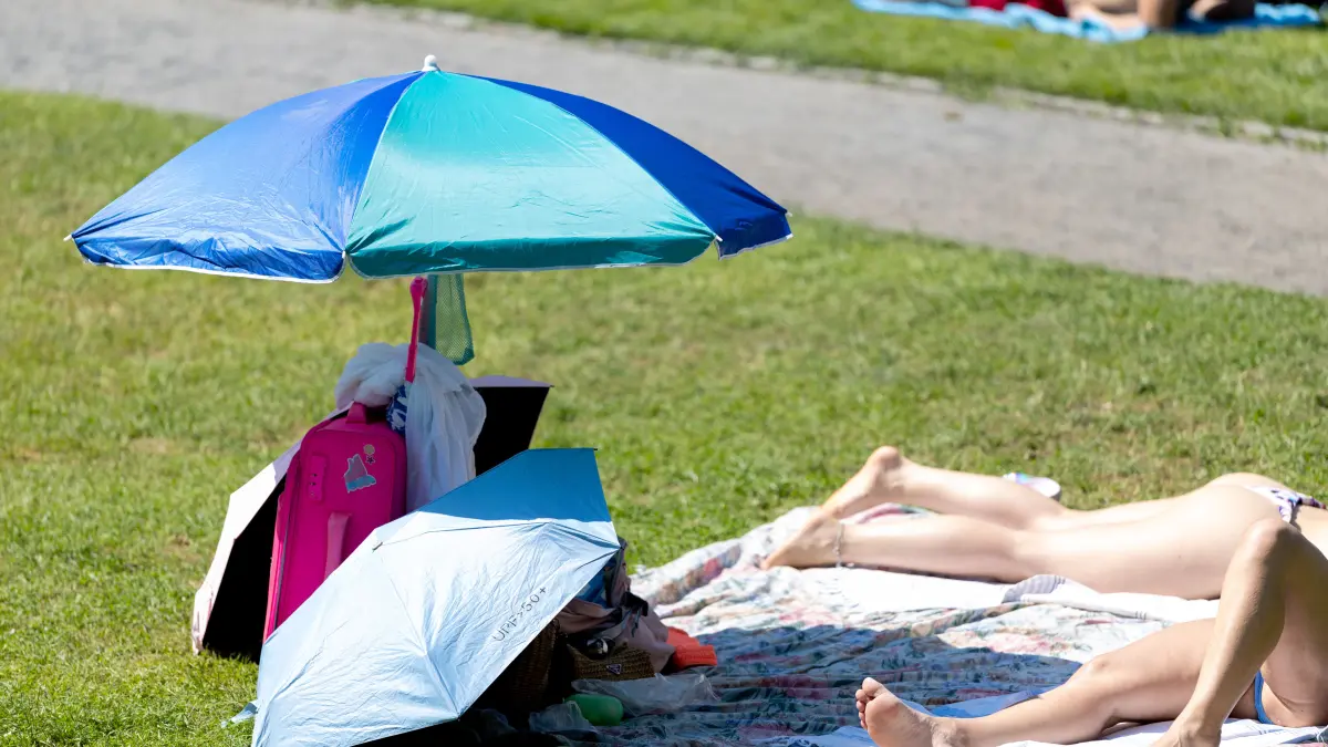 Hitzewelle in Deutschland: Impressionen vom Schlachtensee in Berlin: Berlin, Deutschland -27.6.2026: Menschen liegen neben Sonnenschirmen bei 38 Grad Celsius am Schlachtensee in Berlin. Nach 41,3°C in Saarbrücken am Freitag wurde am heutigen Samstag mit 41,5°C in Möckern-Drewitz in Sachsen-Anhalt erneut ein Höchstwert in Deutschland aufgezeichnet.