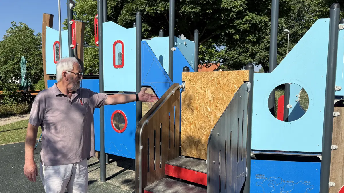 Jürgen Kistner ärgert sich über die Beschädigungen an den Spielgeräten auf dem inklusiven Spielplatz in Vollmaringen.