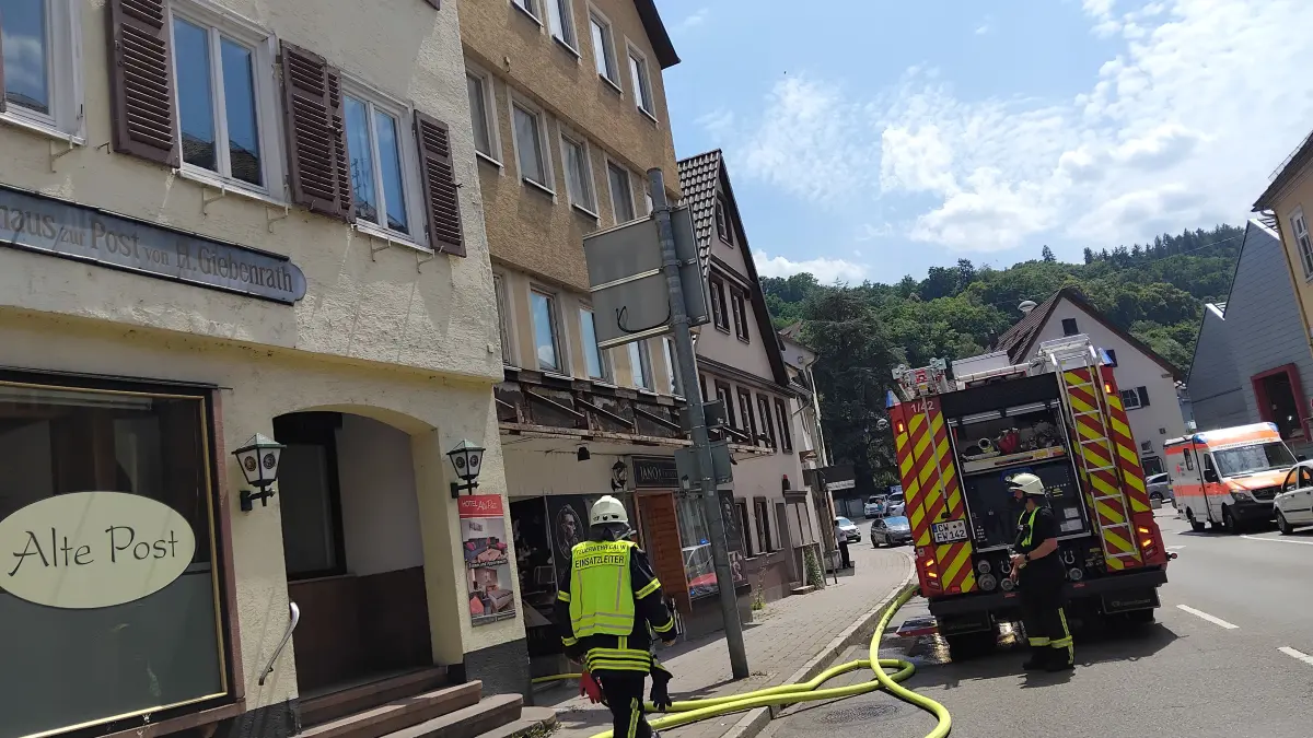 Im Haus Bahnhofstraße 3 kommt es zu einem Brand auf einer Dachterrasse.