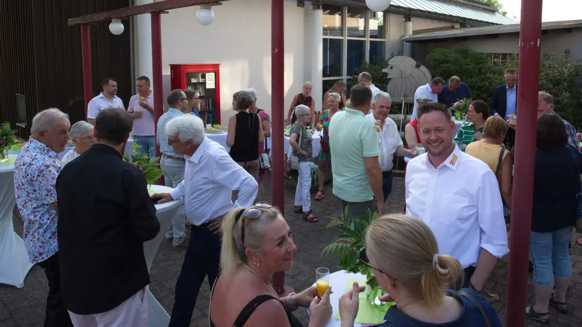 Hinsichtlich der Temperaturen ist der Sektempfang im schattigen Hof der Bronnenwiesenhalle in Neusatz sicher der angenehmste Teil des Festakts.