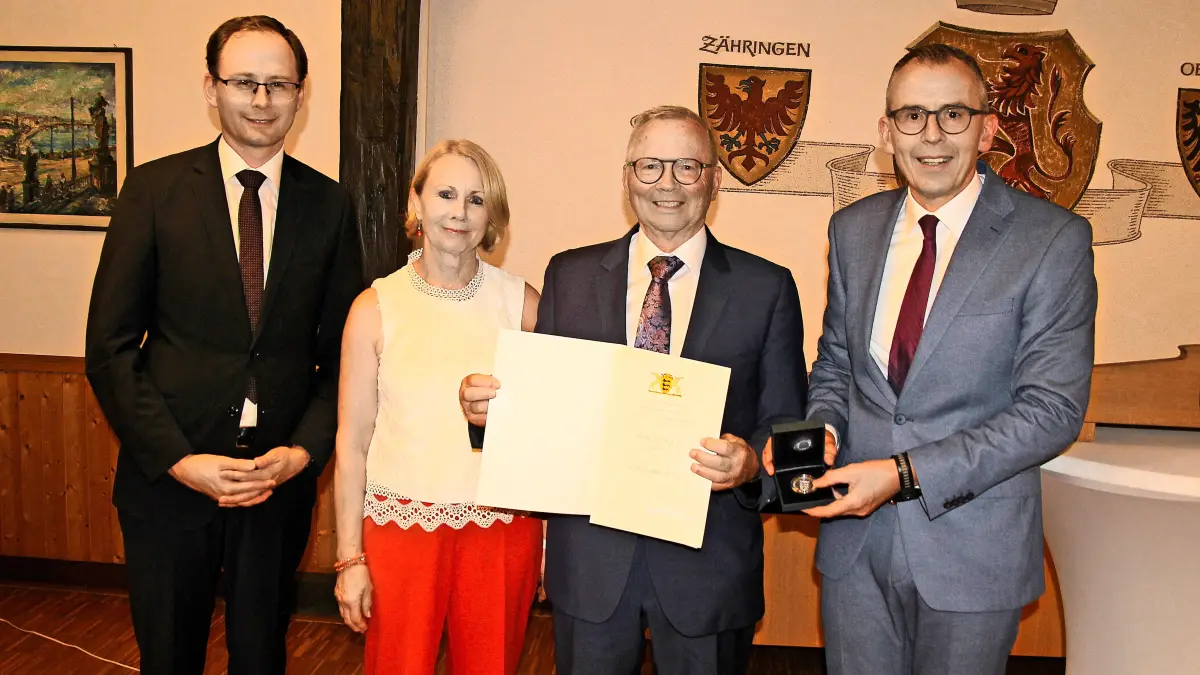 Jürgen Guse, früherer Bürgermeister von Bräunlingen, wird mit der Staufermedaille ausgezeichnet (von links): Bürgermeister Micha Bächle, Edeltraud Guse, Jürgen Guse und Landrat Sven Hinterseh.