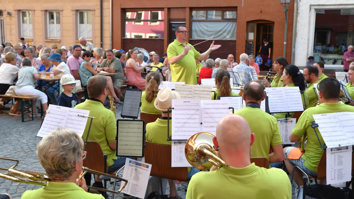 Die Musikkapelle Altoberndorf spielt das Serenadenkonzert am 26.06.2026 auf dem Schuhmarktplatz in Oberndorf.