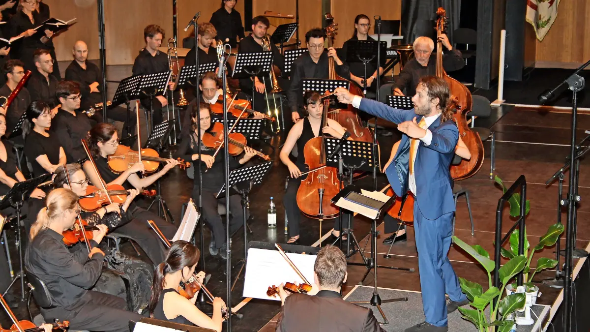 Chorleiter Jochen Kiene hat das Programm erstellt, das Orchester zusammengestellt und ist der Dirigent dieses denkwürdigen Abends.