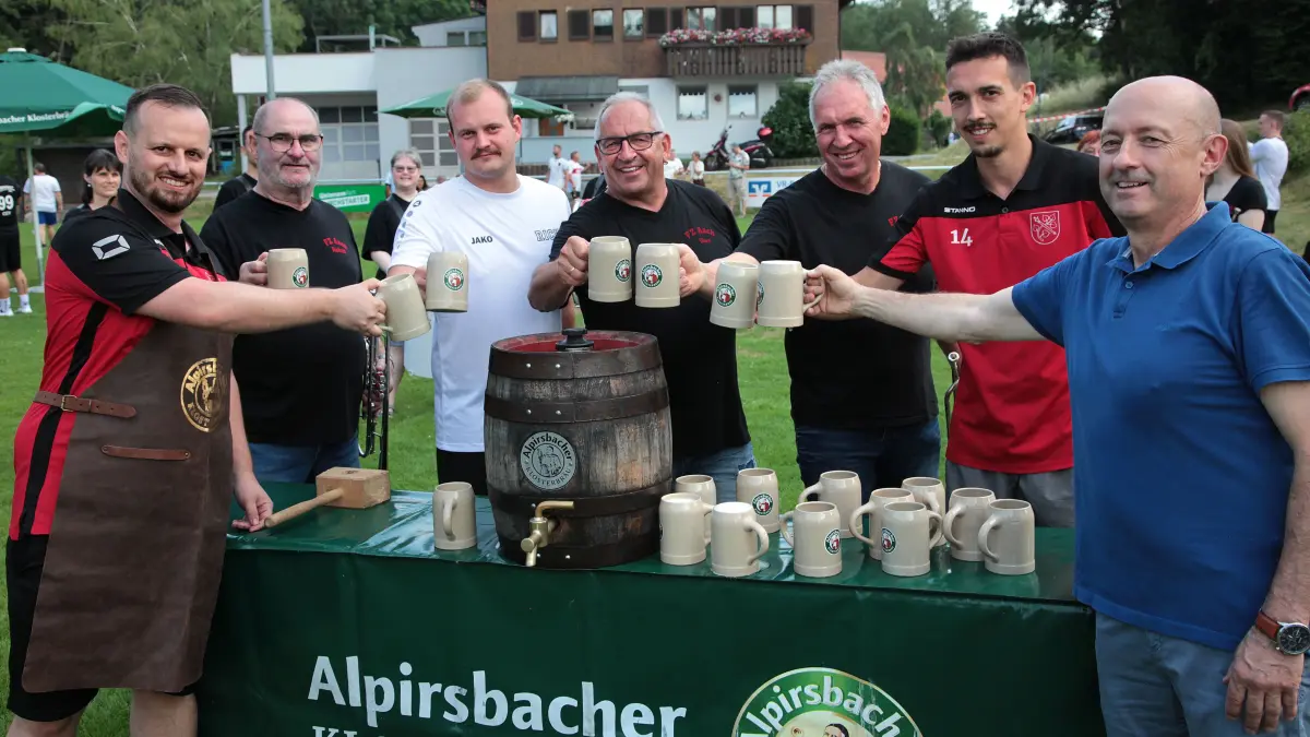 Nach dem Fassanstich genießen der Vorsitzende Thorsten Haug, Robert Kugler, Rick Schölldorf, Uwe Grözinger, Hans-Peter Morlock, Lukas Schnaars, Hartmut Haller (von links) das Fest.