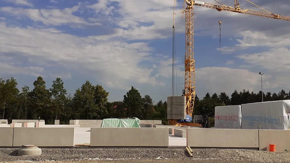 Auf der Baustelle für den Kita-Neubau auf Reute an der Bahnhofstraße in Bisingen herrscht nur auf den ersten Blick Stillstand.