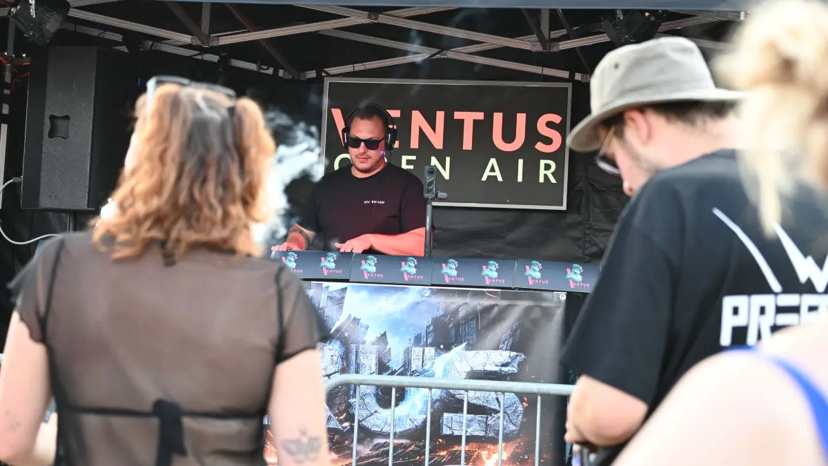 Nic Kegan zieht die Besucher an die „Durus“-Stage.