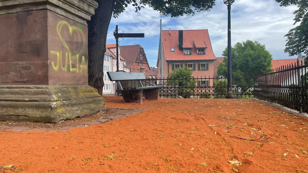 Da bleibt nicht nur der Anblick haften: Der kleine Platz in der Schramberger Straße hat eine neue Schicht aus Ziegelsand bekommen.