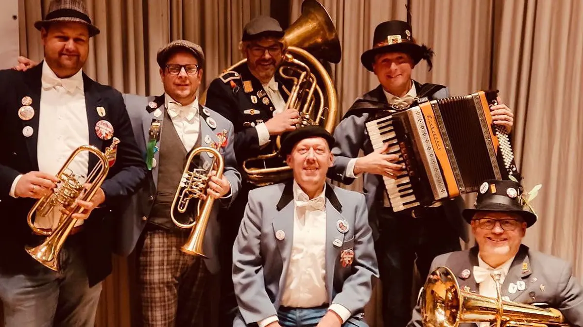 Die "Plettenberg Stammtischmusig" zieht am ersten Abend des Hechinger Kinderfests mit Wirthausmusik durch die Vereinskioske auf dem Festplatz.