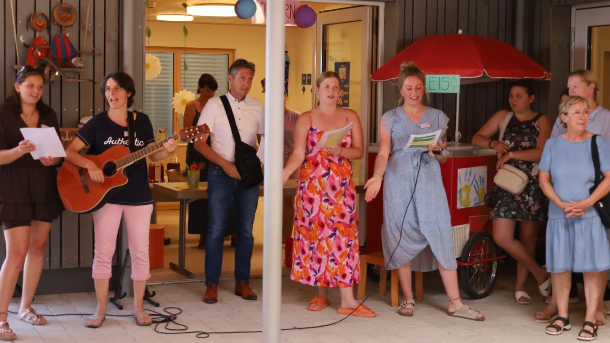 Kindergartenleiterin Carina Probst (Vierte von rechts) und ihre Stellvertreterin Jessy Illi (links daneben) begrüßten die Gäste zur offiziellen Übergabe des Kindergartenanbaus. Mit auf dem Bild: Bürgermeister Thomas Noé (Dritter von links).