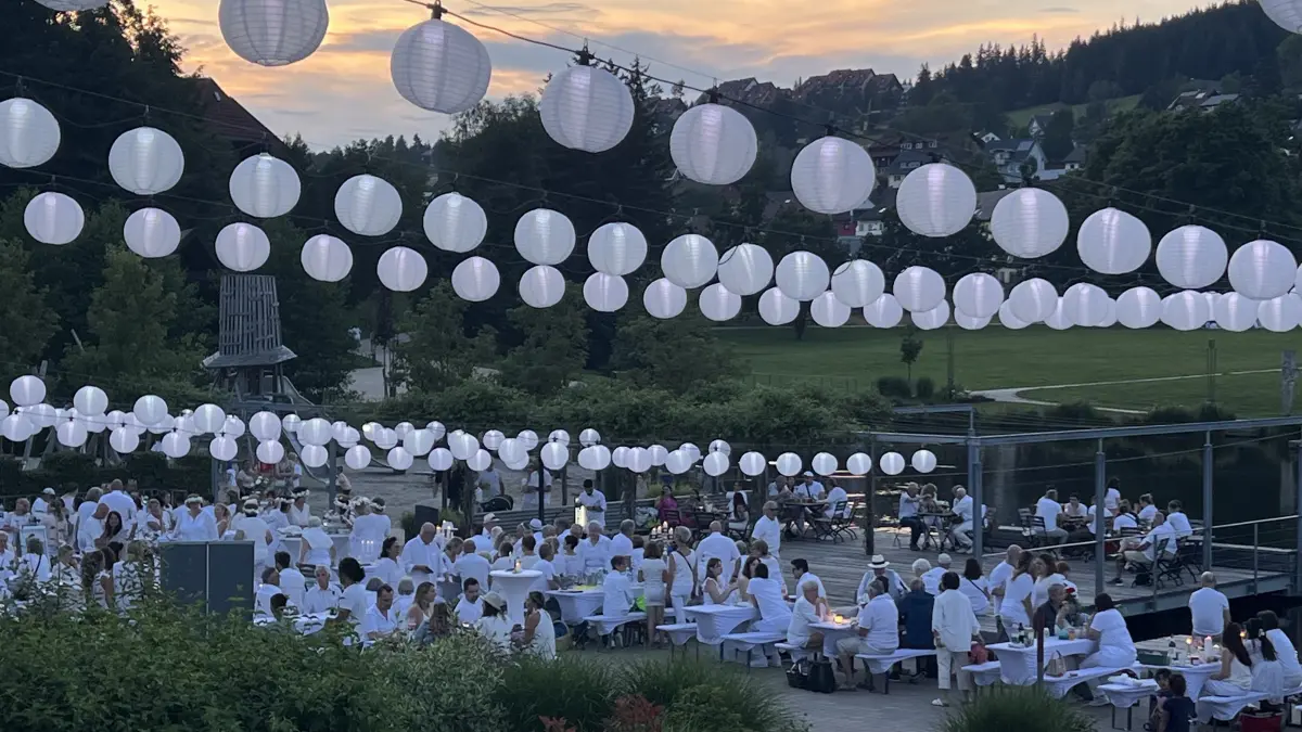 Am 4. Juli 2026 laden die Hochschwarzwald Tourismus GmbH und die Gemeinde Schonach wieder zur „Weißen Nacht am See“ im Schonacher Kurpark ein.
