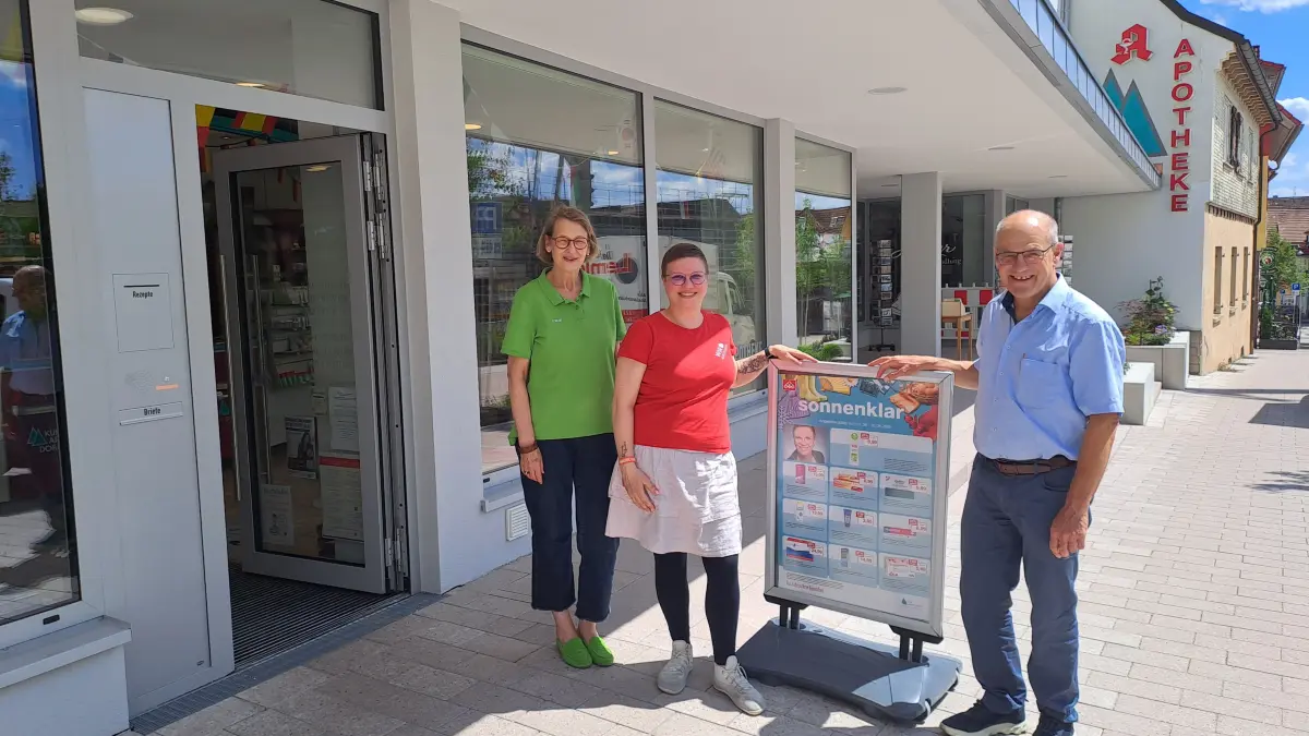 Inhaberin Anne Sejic (Mitte), Filialleiterin Carmen Wolf und Bürgermeister Bernhard Haas freuen sich über das Ergebnis der Baumaßnahmen.