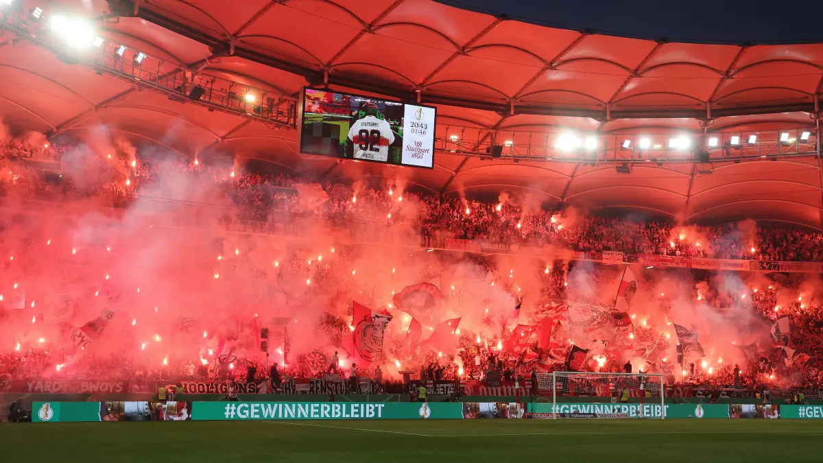 Die Cannstatter Kurve kurz vor Anpfiff des Pokal-Halbfinals zwischen dem VfB und dem SC Freiburg (2:1) im April
