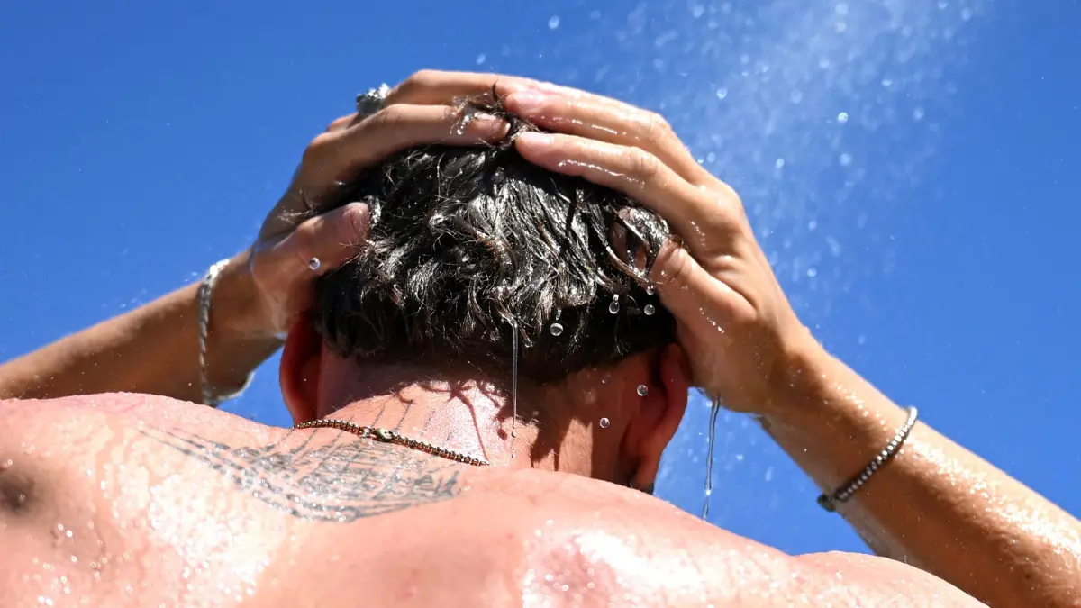 Naturbad geschlossen: Dutzende Kinder leiden an Brechdurchfall: 26.06.2026, Berlin: Ein Mann steht im Sommerbad Humboldthain unter der Dusche. Wegen Dutzender Fälle von teilweise heftigem Brechdurchfall nach dem Besuch des Naturbads in Ennigerloh bleibt das Freibad vorsorglich geschlossen. Das Gesundheitsamt sei eingeschaltet und untersuche die Ursache (zu dpa: «Naturbad geschlossen: Viele Kinder leiden an Brechdurchfall») Foto: Elisa Schu/dpa +++ dpa-Bildfunk +++