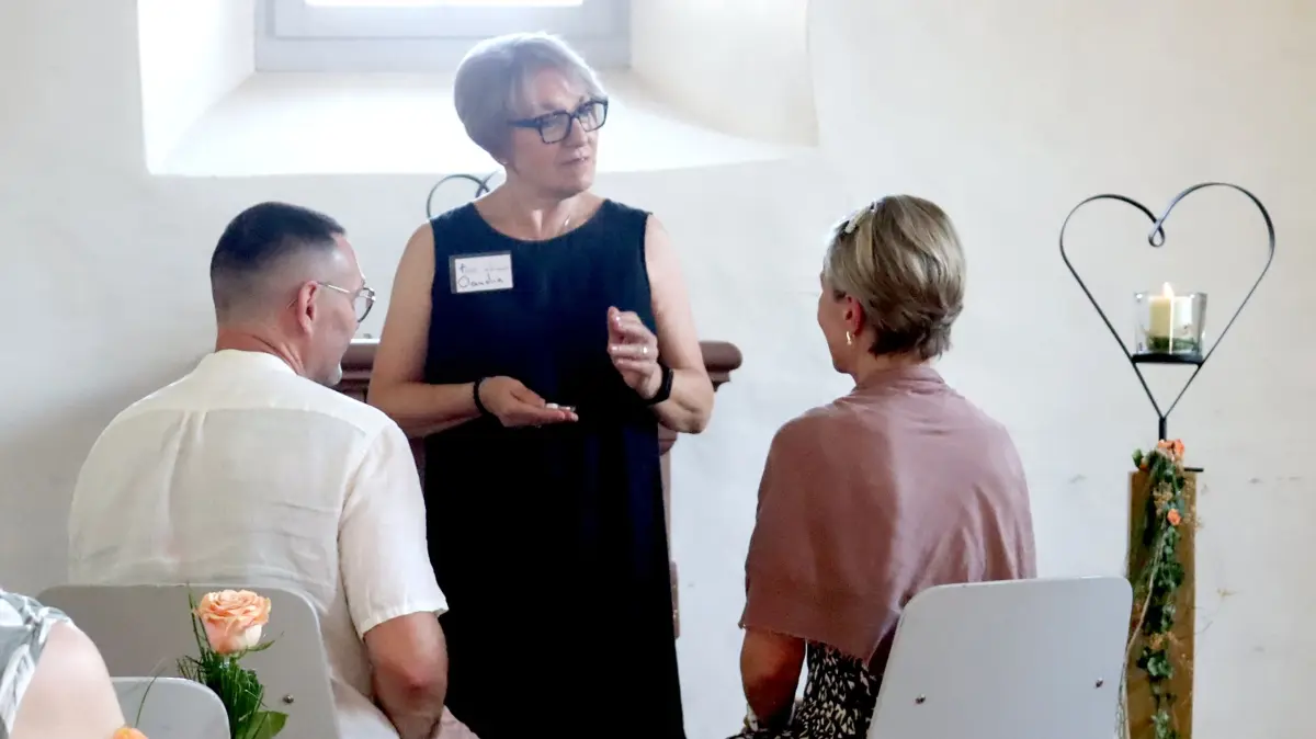Die historische Kirche St. Agathe in Fahrnau war einer der Orte, an dem Paare sich im Rahmen des Heiratsfestivals segnen lassen konnten. Diakonin Claudia Krüger (mitte) war eine der z