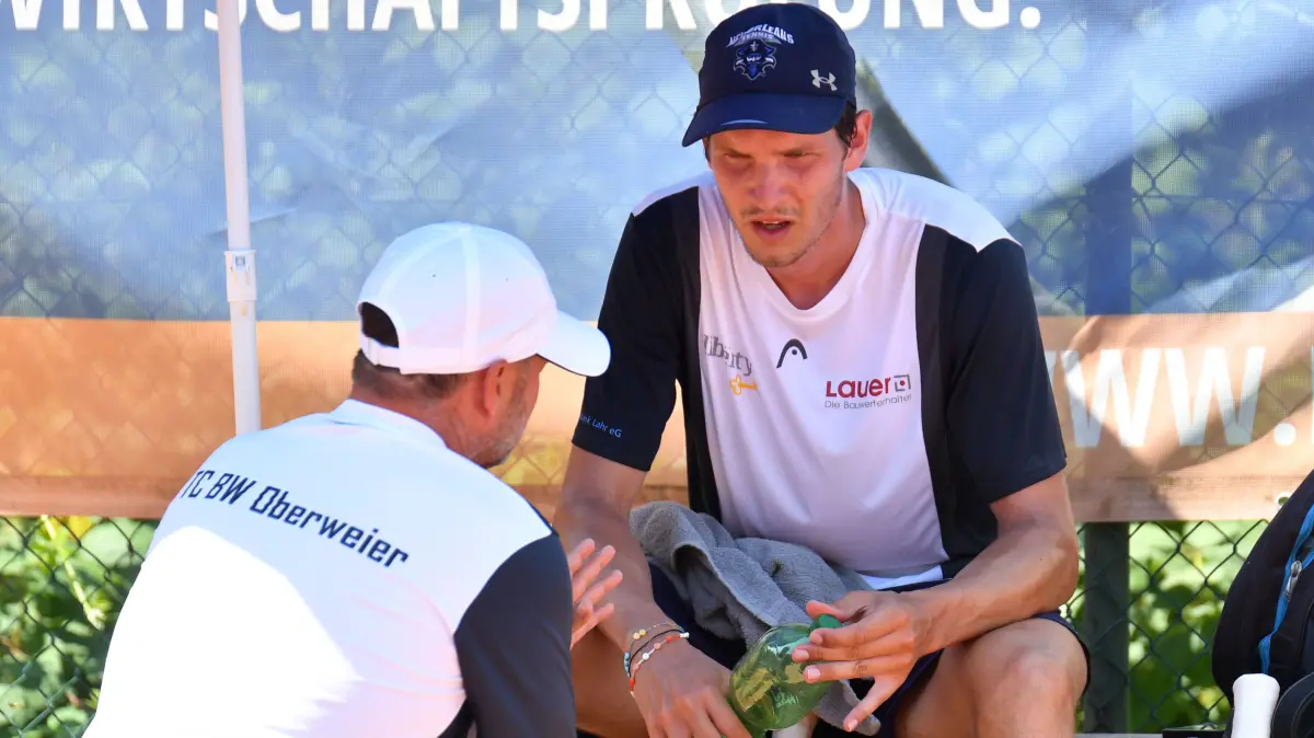 Marcel Volz (rechts) bespricht sich mit TCO-Cheftrainer Oliver Killeweit. Für die Tennisspieler aus Oberweier lief es zum Saisonstart gegen Sulzbachtal sehr schlecht.