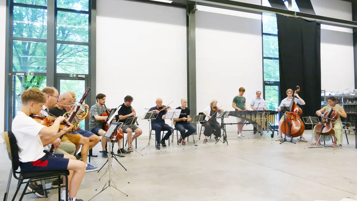 Zeitgenössische Musik, ganz im Sinne von Erich Hauser, wird in der Werkhalle der Kunststiftung aufgeführt. Hier spielt ein Projektensemble Terry Rileys "In C".