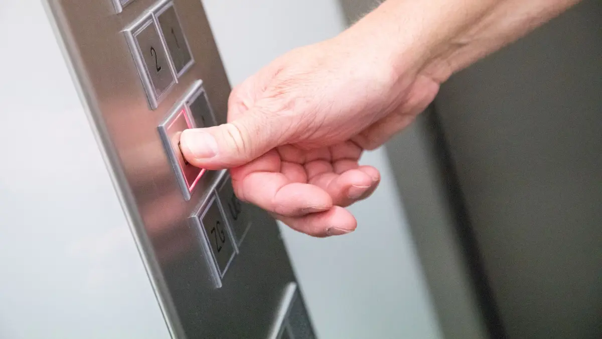 Fahrstuhl: ARCHIV - 26.06.2017, Hessen, Frankfurt/Main: Eine Person drückt einen Knopf in einem Aufzug. (zu dpa: «Auswertung: So häufig bleiben Menschen in Aufzügen stecken») Foto: Christin Klose/dpa-tmn/dpa +++ dpa-Bildfunk +++