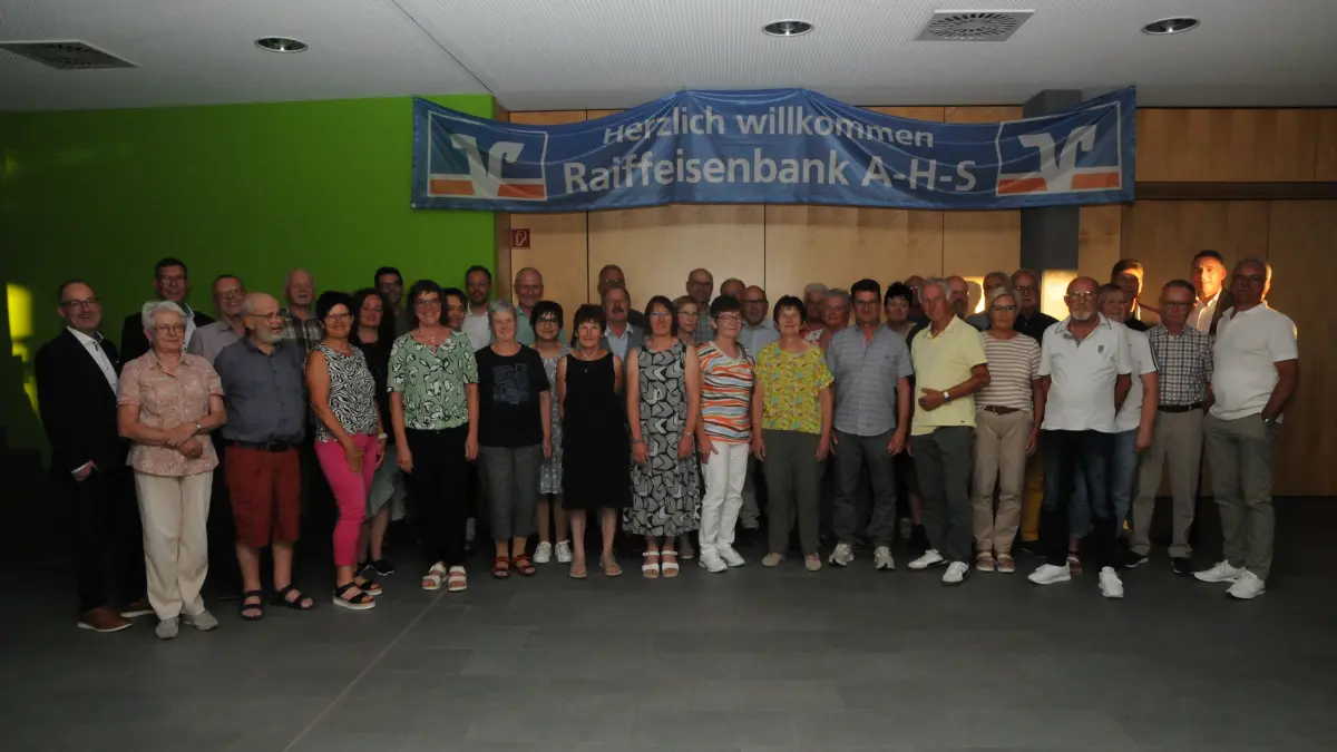 Die Mitglieder der Raiffeisenbank AHS mit 25 und 40 Jahren Mitgliedschaft.