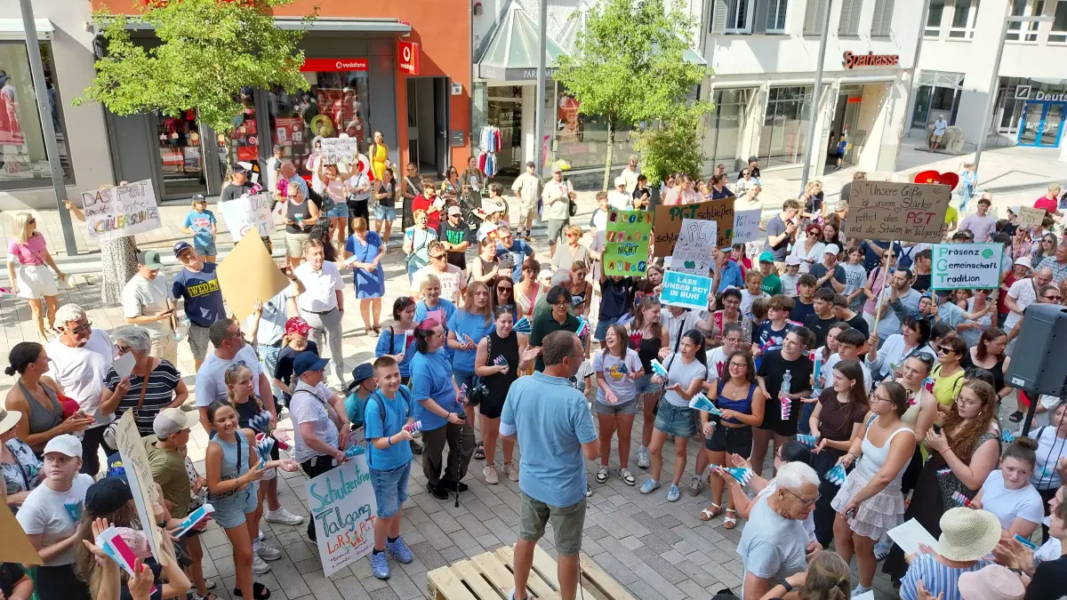 Schüler, Lehrer und Eltern haben sich bei der zweiten Kundgebung vor dem Ebinger Rathaus erneut für den Erhalt des Progymnasiums Tailfingen im Oberen Talgang stark gemacht.