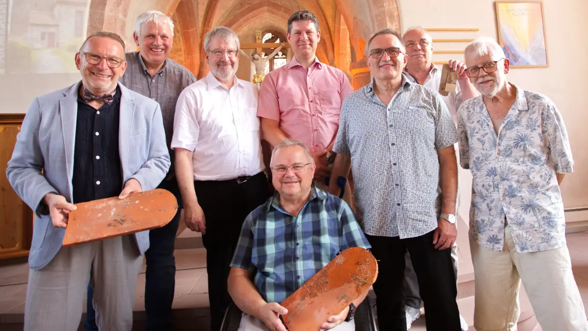 Die Protagonisten der Kirchensanierung stellten sich beim Einweihungsfest zum Erinnerungsfoto auf (von links): Kirchengemeinderat Karlheinz Walz, Architekt Jürgen Plikat, stellvertretender Dekan Stefan Wannenwetsch, Kirchengemeinderat Martin Wurster, Bürgermeister Matthias Stepan, Pfarrer Hartmut Kraft, Ortsvorsteher Reiner Keppler und Kirchengemeinderat Reinhold Burgbacher.