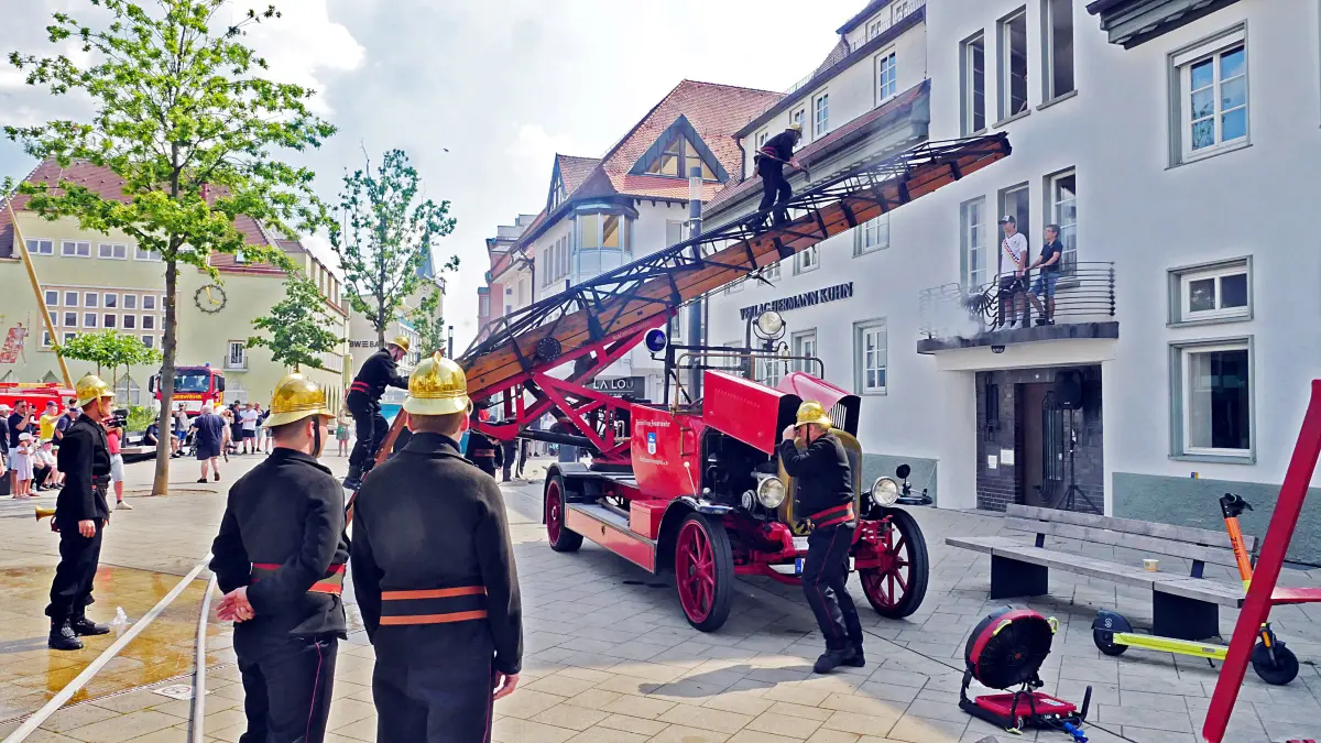 Eine historische Übung am Burenhaus am Schwenninger Marktplatz gehörte mit zu den Höhepunkten zum 100. Geburtstag der alten Magirus-Drehleiter.