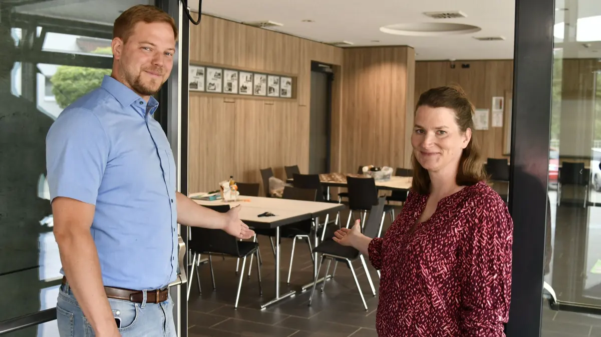 Zur Ganztagsbetreuung im Foyer der Arthur-Bantle-Halle laden Bürgermeister Michael Moosmann und Eveline Müller.