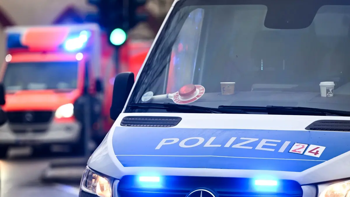 Polizei und Krankenwagen: ARCHIV - 04.12.2024, Berlin: Ein Polizeiauto und ein Rettungswagen mit Blaulicht. (Symbolbild) (zu dpa: «Elfjähriger auf E-Scooter von Auto angefahren») Foto: Jens Kalaene/dpa +++ dpa-Bildfunk +++