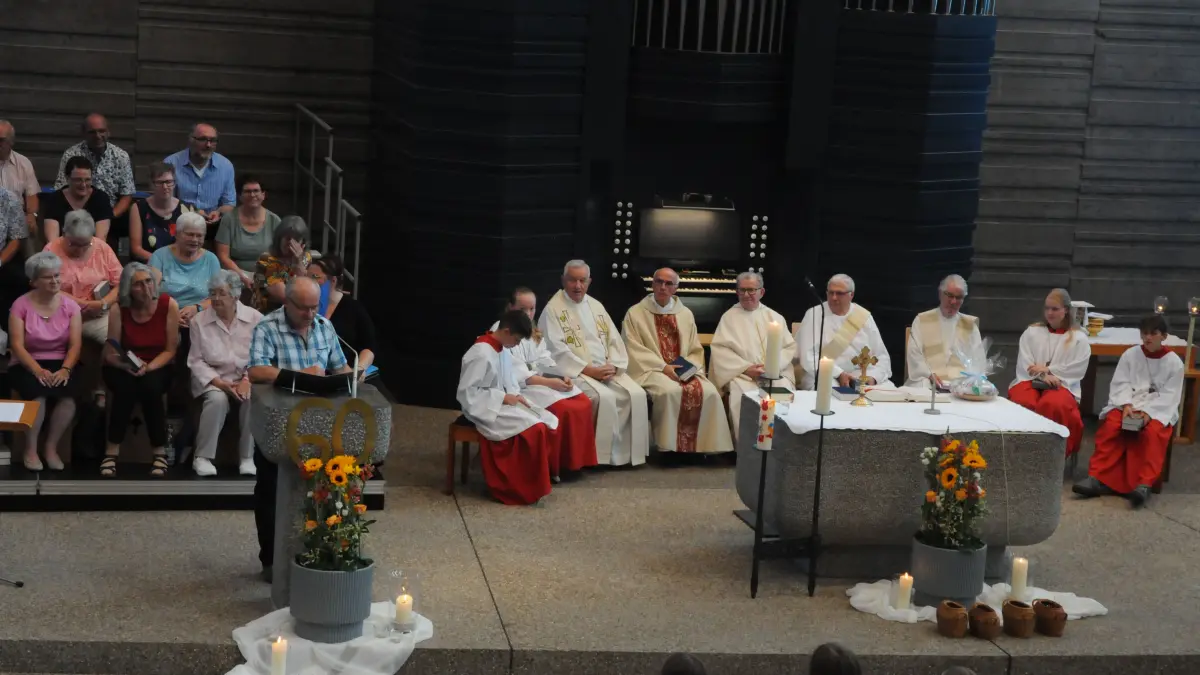 Jubilar Pater Johannes (Mitte) beim Festgottesdienst in der Kirche.