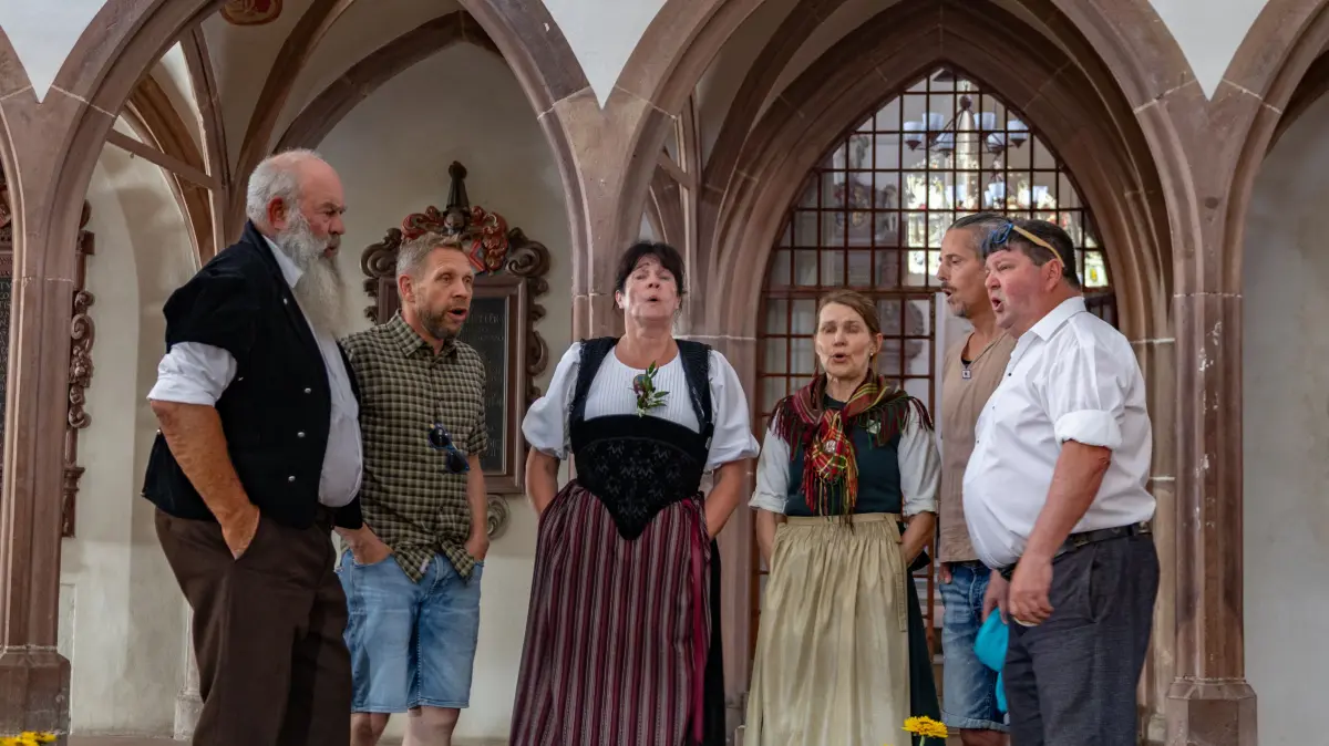 Dieses Sextett hatte sich aus unterschiedlichen Regionen der Schweiz zusammengefunden. Hier besingen sie in der Peterskirche das Alpenrösli.