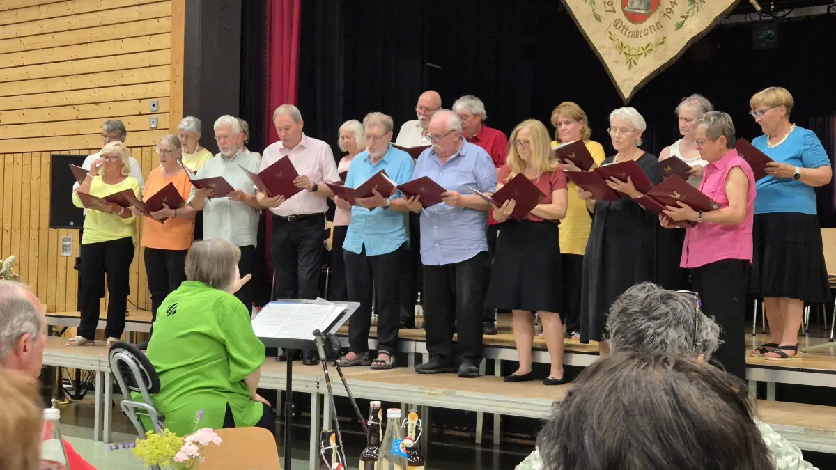 Der Chor beim Auftritt mit Chorleiterin Gräf im Vordergrund und Pianist Frank Ramsayer (links).