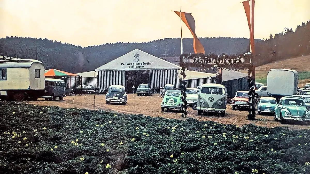 So fing es auf dem Boschel an: Ein Waldfest aus den frühen Jahren, mit dem Streifenzelt der Villinger Gambrinusbräu, Käfer und VW-Bulli am Waldrand, im Vordergrund ein blühendes Kartoffelfeld.