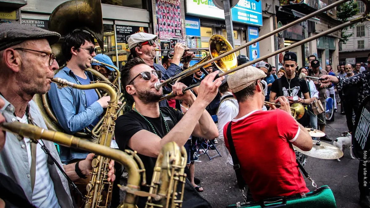 Die Louisiana Funky Butts Brass Band spielt am Kinderfest-Samstag vor der Festhandlung auf dem Marktplatz auf.