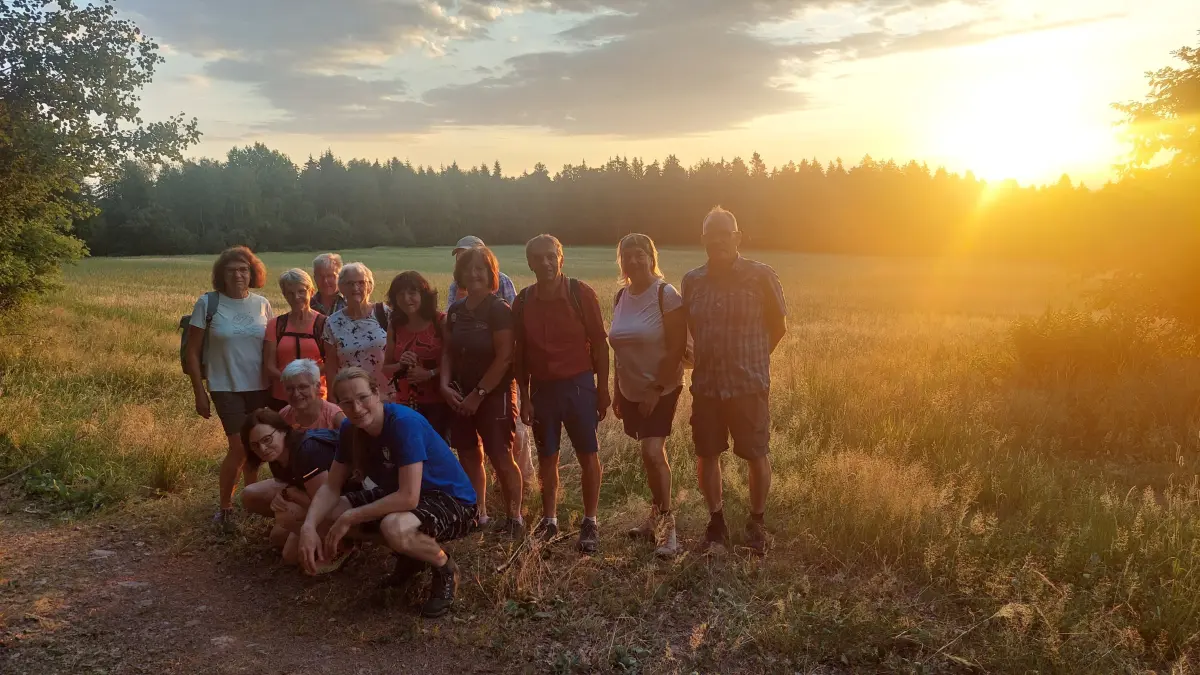 Wandergruppe bei aufgehender Sonne