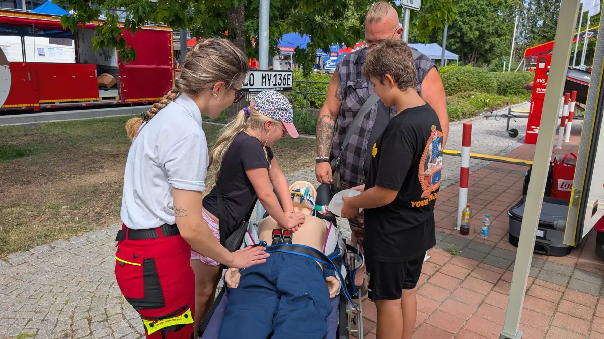 Selbst Hand anzulegen und lebensrettende Maßnahmen zu übernehmen, konnten schon die Kleinsten bei den Samaritern ausprobieren.