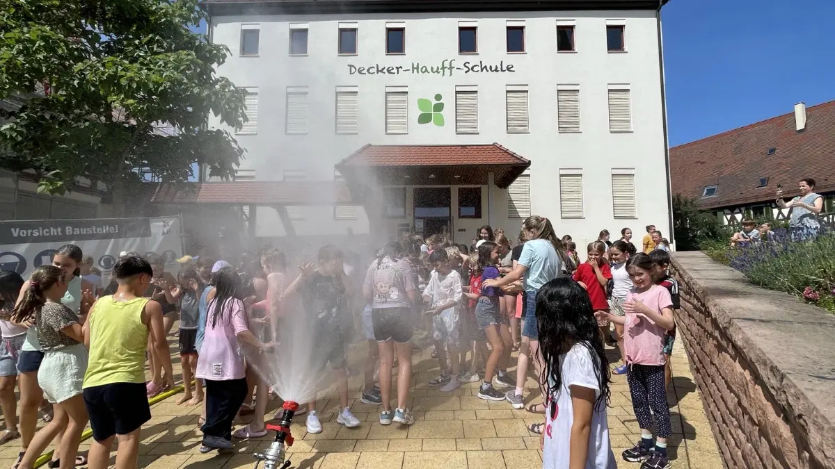 Feuerwehr sorgt für willkommene Erfrischung an der Decker-Hauff-Schule in Jettingen
