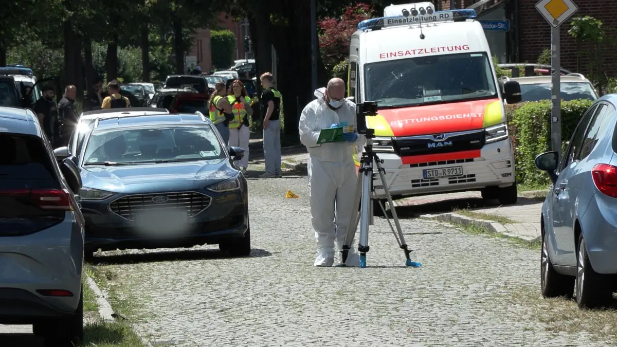 Schüsse in Jugendeinrichtung - Mehrere Tote in Stade: dpatopbilder - 29.06.2026, Niedersachsen, Stade: Einsatzkräfte und Spurensicherung stehen auf einer Straße in Stade. In Stade westlich von Hamburg sind fünf Menschen durch Schüsse gestorben. Ein Tatverdächtiger wurde festgenommen, bestätigte ein Polizeisprecher auf dpa-Anfrage. Foto: Fabian Höfig/NEWS5/dpa - ACHTUNG: Kennzeich(en) wurde(n) aus rechtlichen Gründen gepixelt +++ dpa-Bildfunk +++